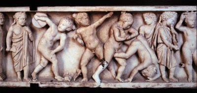 ガロ・ローマ美術（ガロメーン）：子供たちが遊んでいる様子を描いた石棺の大理石のフリーズ。パリ、ルーヴル美術館 作： Gallo Roman Gallo Roman