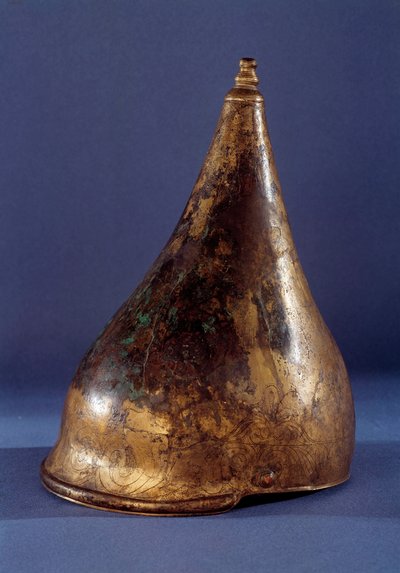 ガリア美術：角のあるヘルメット（第2次鉄器時代 紀元前250年 テネの時代）。サン・ジェルマン・エン・レイ、古代博物館。 作： Gaulish