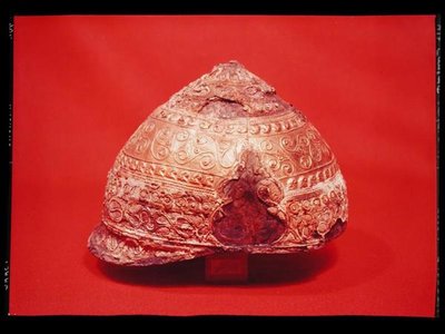 紀元前275～225年頃、ウール県アムフルヴィル出土のヘルメット（ブロンズ、鉄、金、エナメル）（128301も参照 作： Gaulish