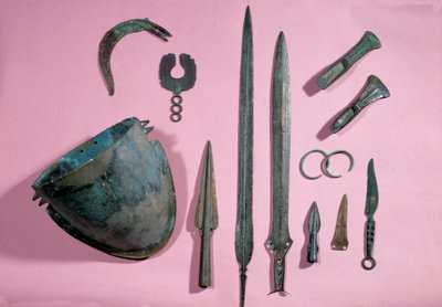 ガリア美術：テイル・ア・ビリー・シュル・ロワールのブロンズ製ヘルメット、斧、鎌、装飾品、エピー、ブレスレット、スパイク。紀元前1150年から950年。サン＝ジェルマン＝アン＝レイ、古代博物館 作： Gaulish Gaulish
