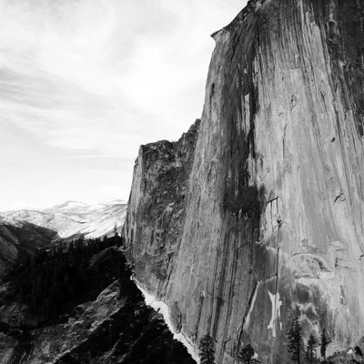 雄大な山の崖の小道 作： Gemma Bardot