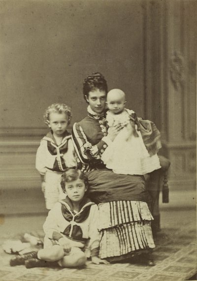 マリア・フョードロヴナ大公と子供たち、ニコラス・アレクサンドロヴィチ、ジョージ…、c. 1875年。 作： Georg Emil Hansen