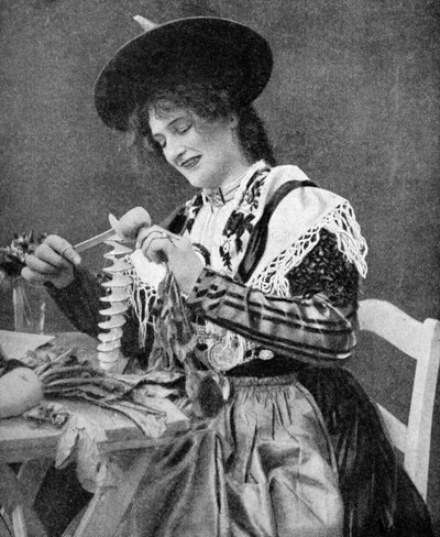 クリエイティブにジャガイモの皮をむく女性、1922年。 作： Georg Haeckel
