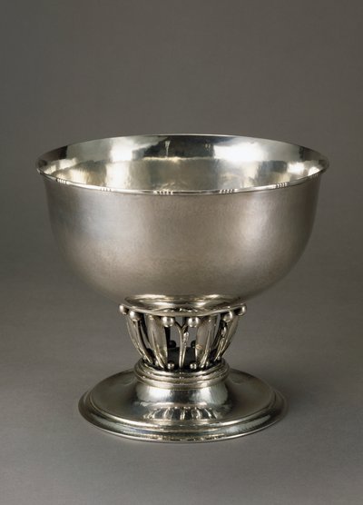 槌目と鏨（たがね）が施された銀製のフルーツボウル 作： Georg Jensen