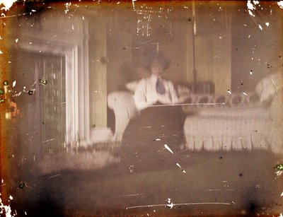 ソファに座る女性、c. 1910年（オートクローム） 作： George Bernard Shaw