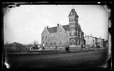 タウンホール、ブルックリン、フラットブッシュ、1872年から87年頃（湿式コロジオンネガティブ） 作： George Bradford Brainerd