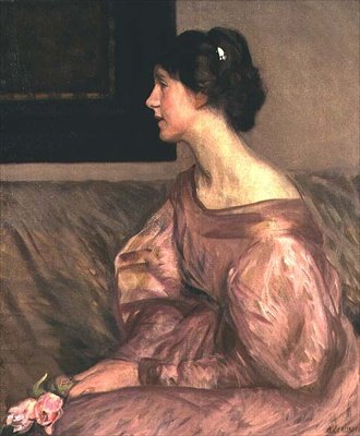2本のピンクのバラを持ち、ピンクのドレスを着た女性の座った半身の横顔の肖像 作： George Clausen