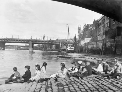 サザーク橋の下の石畳の土手道の子供たち、ロンドン、c1930 作： George Davison Reid