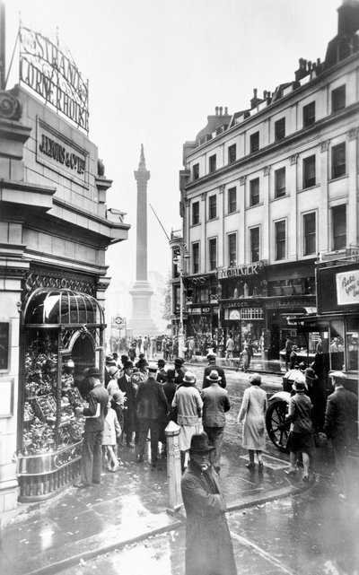 ネルソン記念柱、ストランドとライオンズ コーナー ハウス、ウェストミンスター、ロンドン、1933 年以前 作： George Davison Reid