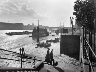 1933 年以前、シティ オブ ロンドンの裏切り者の門付近から上流を見る。 作： George Davison Reid