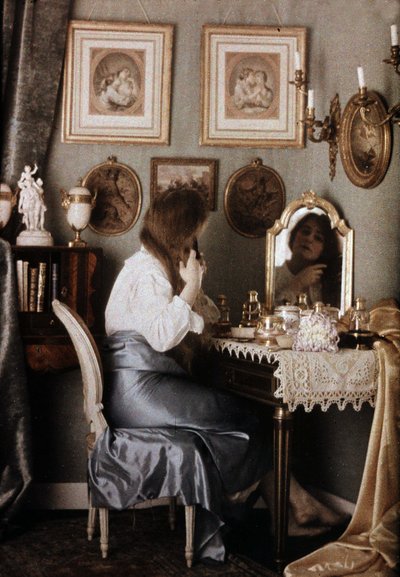 トイレを持つ女性 - G.ヘンリーのオートクローム、1910年頃 作： George F. Henry