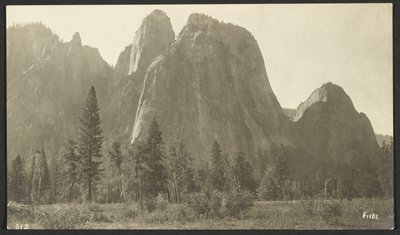 カセドラル・ロックス、標高2600フィート 作： George Fiske