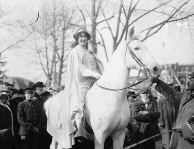 全米女性参政権協会のパレードでのイネス・ミルホランド・ボワセヴァン 作： George Grantham   Bain News Service Bain