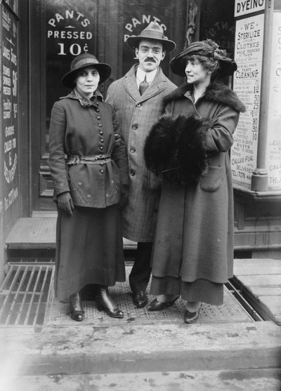 ファニア・ミンデル、編集者のハロルド・ハーシー、マリアン・ブルームは、おそらく1917年のバウンズビル裁判中に服用した 作： George Grantham Bain