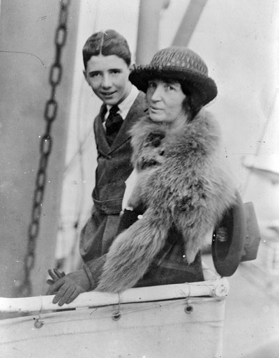 マーガレットサンガーと日本での年上の息子スチュアート、1922 作： George Grantham Bain