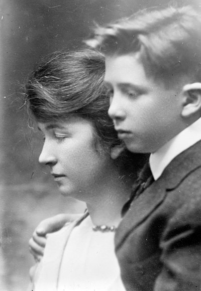 マーガレットとその息子スチュアート、1919年 作： George Grantham Bain