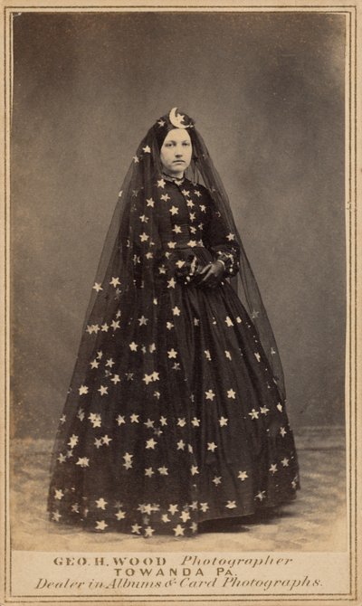 夜の女王の衣装を着た女性,c.1860年（写真） 作： ジョージ・H・ウッド