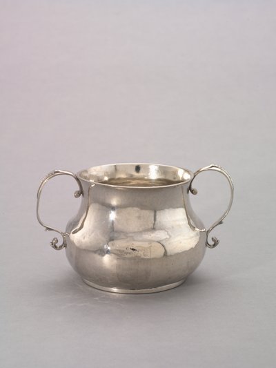 両手用カップ、c.1720 作： George Hanners