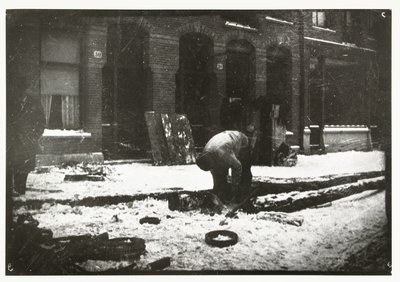 アムステルダムの雪の中で働く建設労働者 作： George Hendrik Breitner