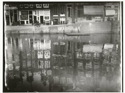 アムステルダムの Singel 377 から 385 の水に映る運河の家々 作： George Hendrik Breitner