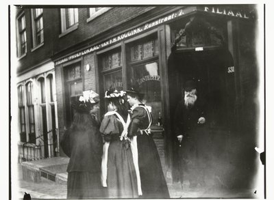 アムステルダムの Runstraat にある Koggink テイスティング ルームの前の通りにいる 4 人の若い女性 作： George Hendrik Breitner