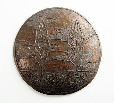 木・雲・花の凸型プラーク（金属製 作： George James Frampton