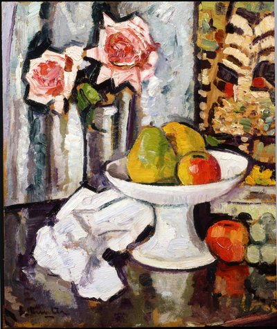 フルーツボウルとピンクのバラの花瓶のある静物 作： George Leslie Hunter