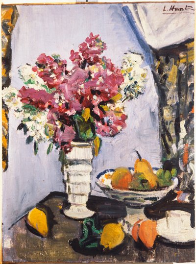 カップとソーサー付きの夏の花とフルーツのボウル 作： George Leslie Hunter