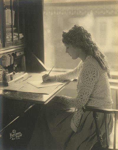 机に向かって書くメアリー・ピックフォード、1918年頃（白黒写真） 作： Bartolome Esteban and studio Murillo