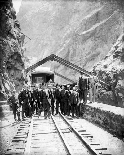 吊り橋-1905年5月8日、セオドアルーズベルト大統領とアーカンソー川のロイヤルゴージでのパーティー 作： George Lytle Beam