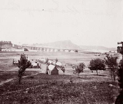 カリフォルニア州チャタヌーガの向かいにあるブリッジ ビルダーズ キャンプ。 1864年。 作： George N. Barnard