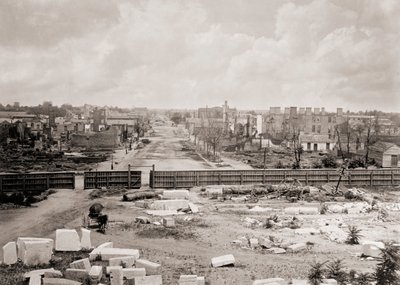 1865年の火災後のアメリカ・サウスカロライナ州コロンビア（モノクロ写真）。 作： George N. Barnard