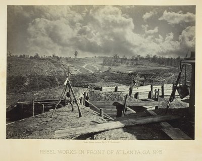 ジョージア州アトランタの前にある反乱軍の作品、No. 5、1864。 作： George N. Barnard