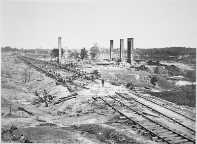 1864年9月、ジョージア州アトランタ近郊にあるフードの28両編成の弾薬庫とスコフィールド圧延所の廃墟（モノクロ写真 作： George N. Barnard