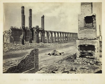 R.R. デポの廃墟、サウスカロライナ州チャールストン、1865 年。 作： George N. Barnard