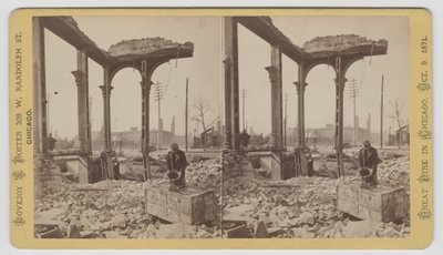1871年、1871年のシカゴ火災後の遺跡の中で金庫を冷やす男の立体写真（カードマウントのbw写真） 作： George N. Barnard