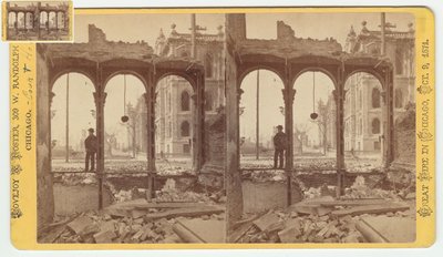 1871年、1871年のシカゴ火災後のクラークストリートの東側の遺跡を通して見た裁判所の立体写真（カードマウントのbw写真） 作： George N. Barnard