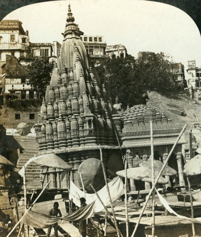 ガンジス川のほとりの寺院、ベナレス、インド、c1909。 作： George Rose