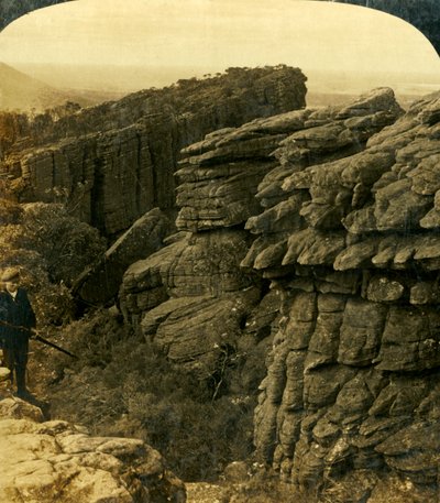 ワンダーランドのエッジ、グランピアンズ、ビクトリア、オーストラリア...、1908年。 作： George Rose