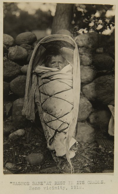 ゆりかごに眠る "Washoe Babe"。リノ近郊 作： George W. Ingalls