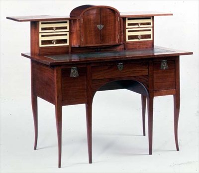 真ちゅうの象眼細工および付属品が付いている机（マホガニー材） 作： George Walton