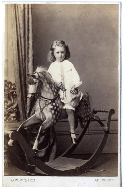 ロッキングホースに座っている少女、1860年代（アルブメンプリント） 作： George Washington Wilson