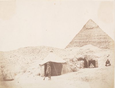 1851 年、カフラー チェフレン王のピラミッドの敷地にあるテントの前の写真家。 作： George Wilson Bridges