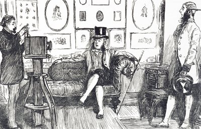 写真を撮られる時の不快感を描いた漫画。初期の写真処理では長時間露光が必要だったため、被写体は長時間ポーズをとらなければならず、それを避けるために人を固定する工夫がなされた。 作： George du Maurier