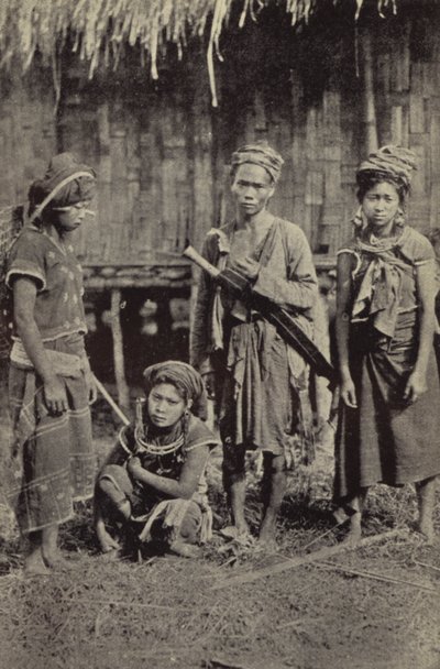ビルマ: 特徴的なダーを持つカチン族の男性と 3 人の女性 (白黒写真) 作： Georges Bertin Scott