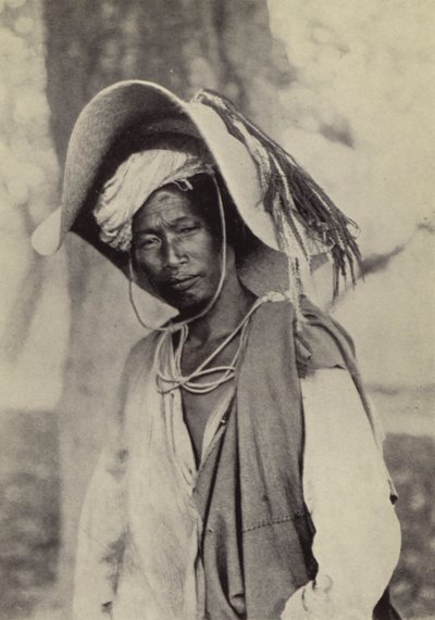 ビルマ: 暑い日の帽子をかぶったシャン族の商人 (白黒写真) 作： Georges Bertin Scott