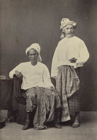 ビルマ: ビルマのドレスを着た筆者 (1878 年) とサッカー仲間 (白黒写真) 作： Georges Bertin Scott