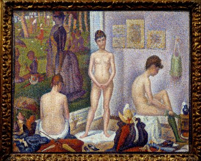 セットアップ、小型版 左側はジョルジュ・スーラ（1859-1891）の絵画「グランド・ジャット島の正午過ぎのある日曜日」 1888 Collection privee - The Models together, small version.左は「ある日曜日の午後」の絵 作： Georges Pierre Seurat