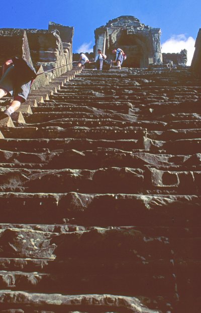 カンボチャ：アンコール・ワットのクメール寺院遺跡（写真） 作： 