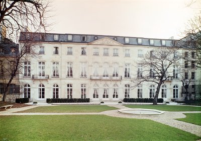 1713年に建てられたオテルドボーハルネの庭園の正面、サロンヴェールの内部にあるプリンスユージーンデボーアルネ（1781-1824） 作： Germain Boffrand